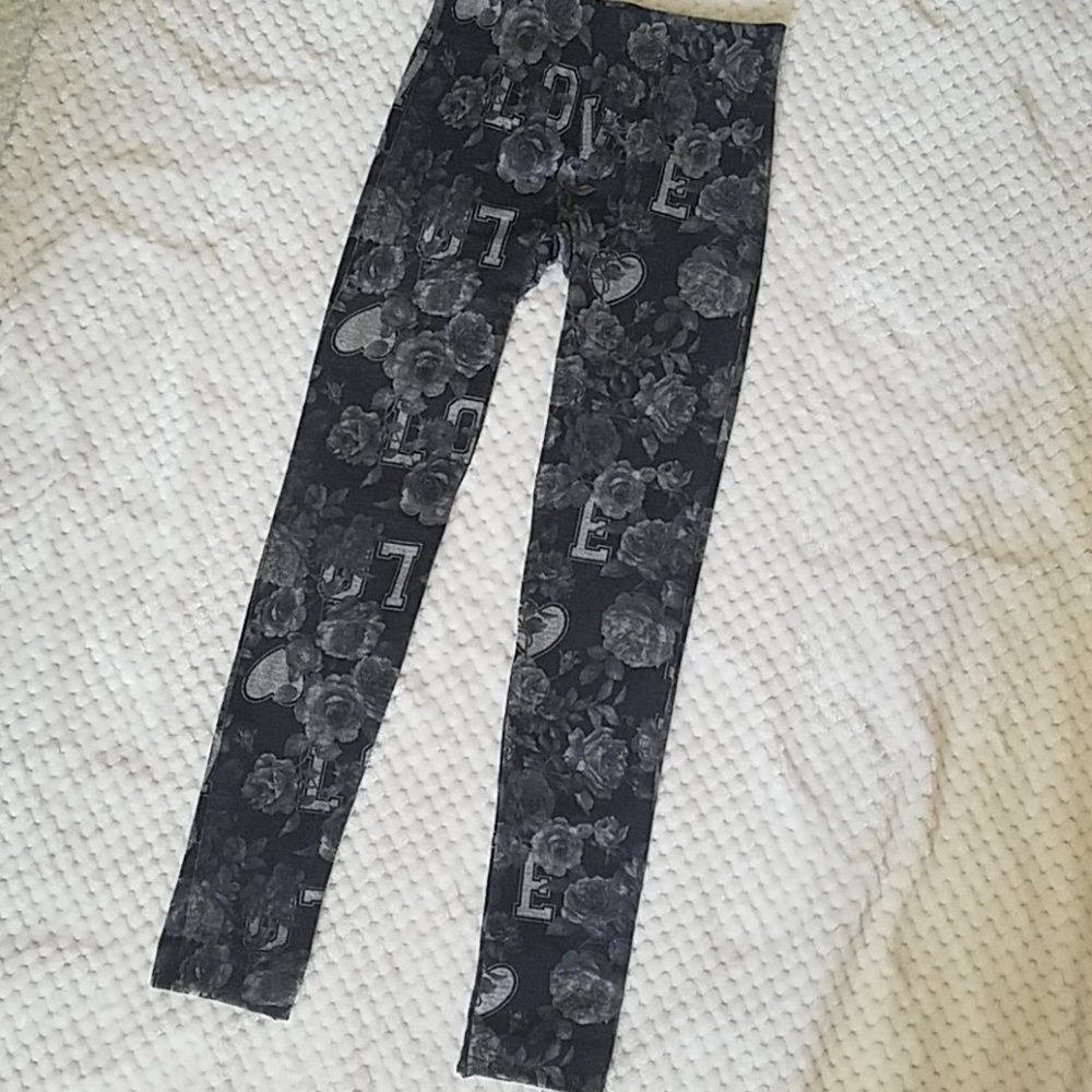 NWOT No Boundaries • Distressed Print Leggings